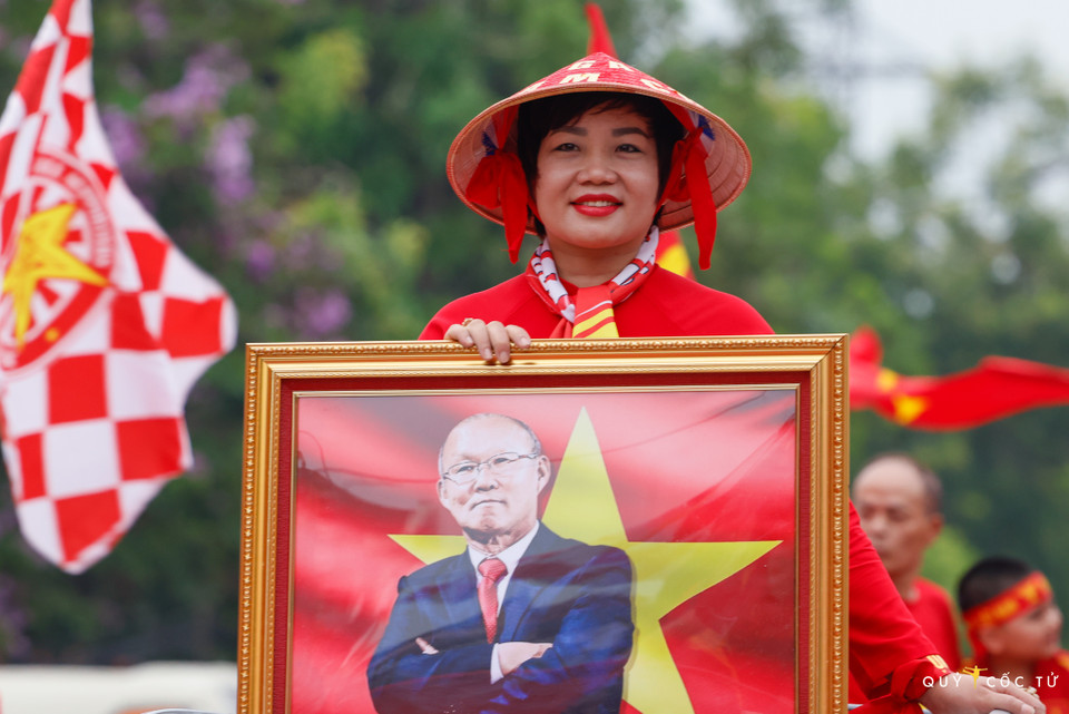 Tại SEA Games 31, không khó để bắt gặp hình ảnh cờ đỏ sao vàng bay rợp trời. (Ảnh: Vietnam+)