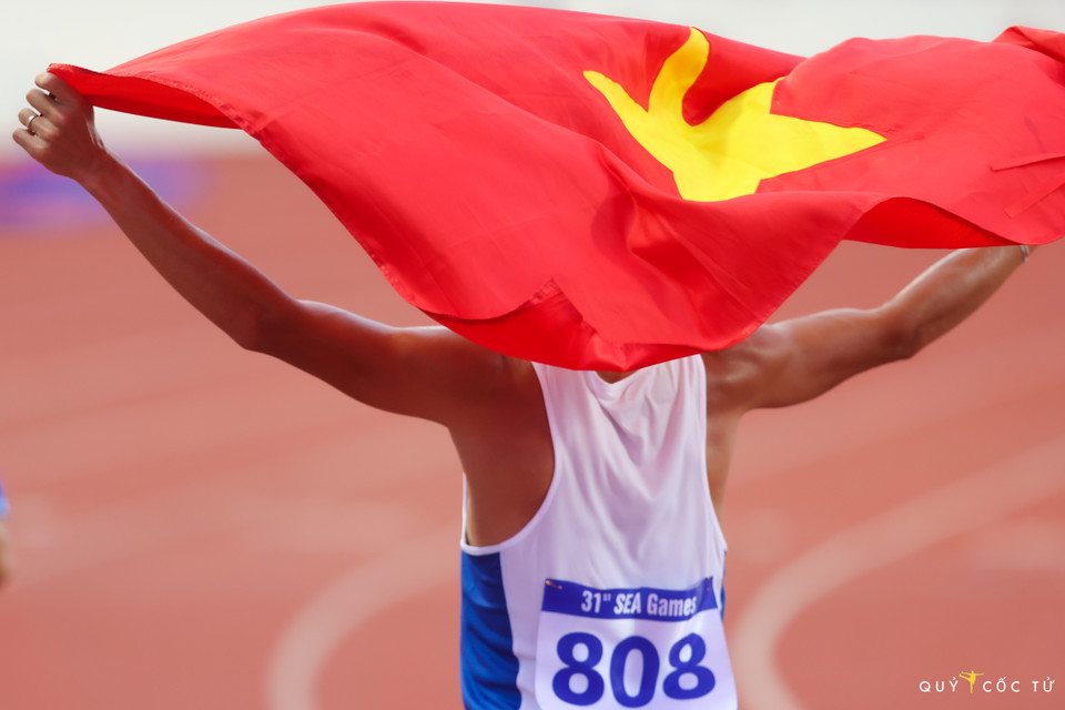 Tại SEA Games hay bất kỳ đại hội thể thao nào, lá cờ Việt Nam mang ý nghĩa cổ vũ tinh thần, tiếp thêm sức mạnh mỗi vận động viên nói riêng và cho người dân Việt Nam nói chung. (Ảnh: Vietnam+)
