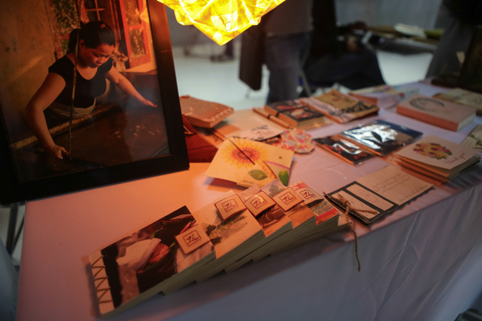 Một gian hàng trưng bày các loại sổ, sách, thiệp làm bằng giấy dó. Chủ gian hàng cho biết, chị muốn bảo tồn một loại giấy truyền thống của Việt Nam và xa hơn nữa cho các bạn bè quốc tế cùng biết đến. (Ảnh: Minh Sơn/Vietnam+)