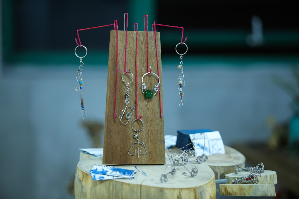 Những chiếc khuyên tai, móc chìa khóa sống động được uốn khéo léo từ những sợi thép vô tri. (Ảnh: Minh Sơn/Vietnam+)