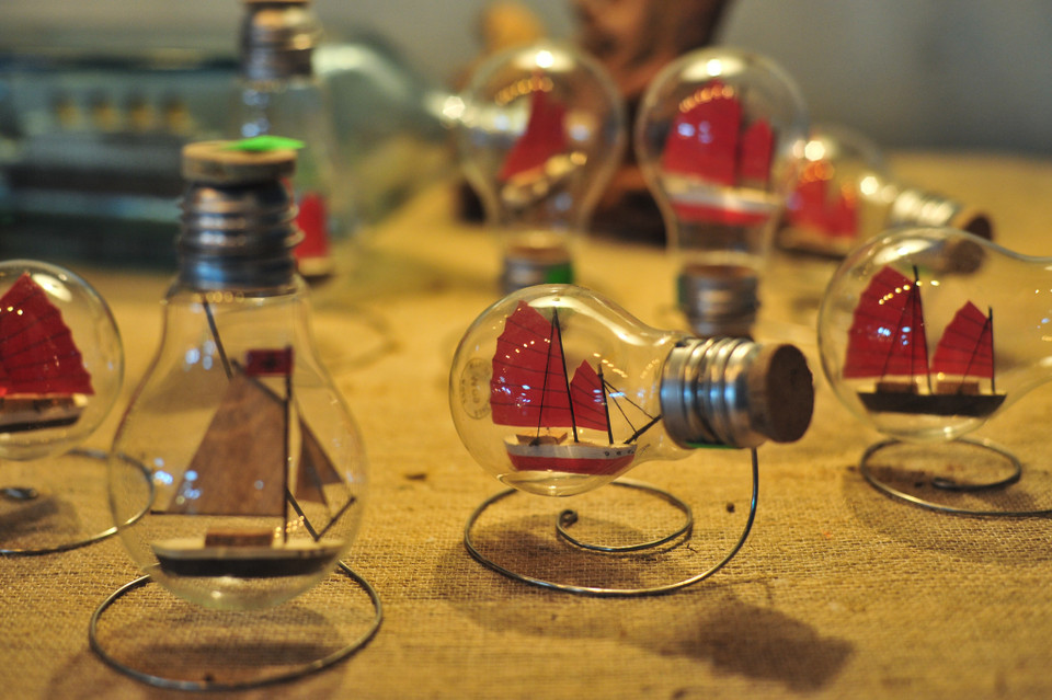 Những chiếc thuyền buồm được đặt một cách khéo léo trong chiếc bóng đèn. (Ảnh: Minh Sơn/Vietnam+)