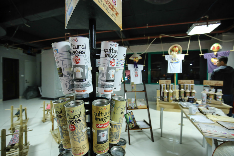 Chủ gian hàng áo phông này cho biết anh muốn đẩy mạnh một sản phẩm quà tặng đặc trưng cho bản sắc văn hóa Việt Nam đồng thời truyền tải những giá trị văn hóa. (Ảnh: Minh Sơn/Vietnam+)