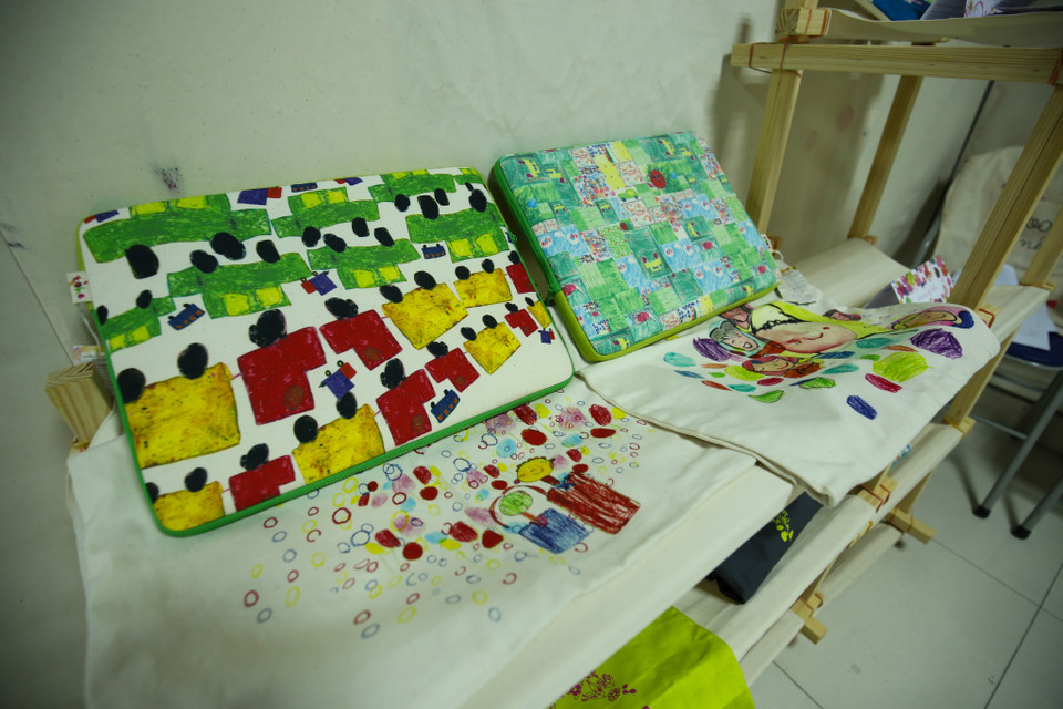 Những sản phẩm do chính các em thỏa sức sáng tạo và được in ra để bán cho khách hàng. Một phần doanh thu sẽ được trả về cho các em. (Ảnh: Minh Sơn/Vietnam+)