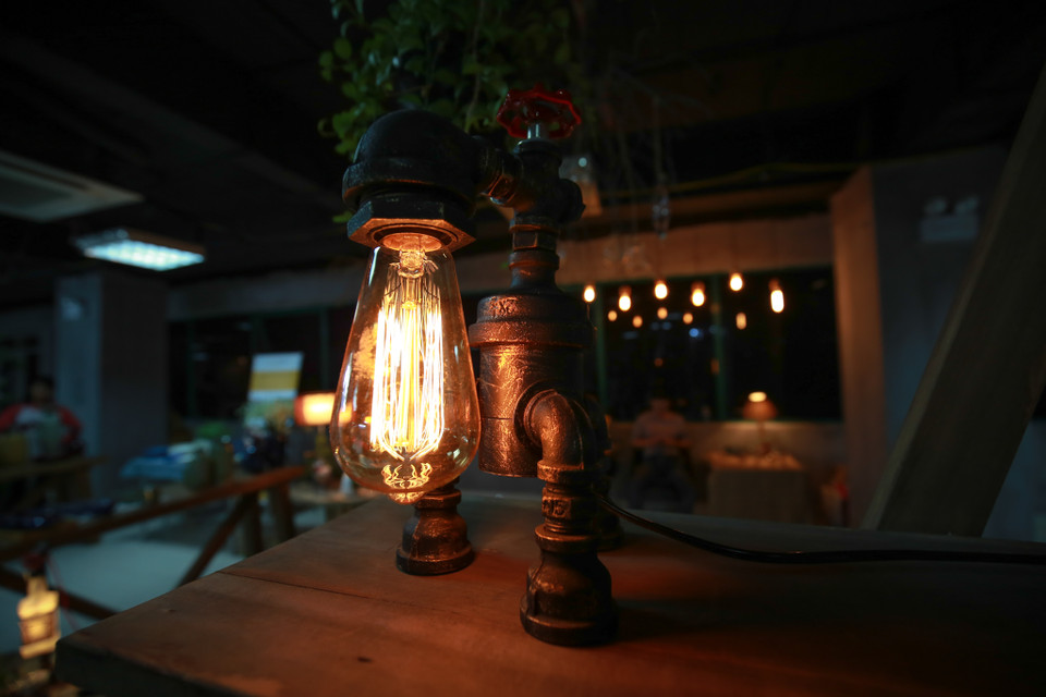 Mất 6 tiếng đồng hồ để hoàn thành một sản phẩm như thế này nên không khó hiểu khi giá dao động từ 1 triệu – 2 triệu đồng/sản phẩm. (Ảnh: Minh Sơn/Vietnam+)