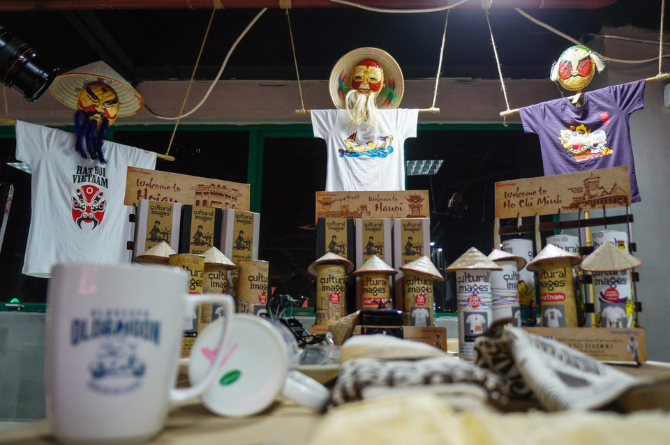 Một gian hàng bán áo phông với những hình vẽ độc đáo, mang đậm phong cách truyền thống. (Ảnh: Minh Sơn/Vietnam+)