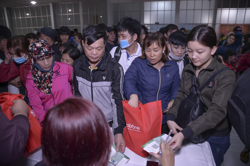 Chị Lê Thị Hiền hiện đang làm việc tại Bình Dương xúc động khi nhận được tấm vé để được đoàn tụ với gia đình. Nếu như mấy năm trước, hai mẹ con chị phải đau đầu trong việc bỏ ra một chi phí lớn để mua vé về Thanh Hóa thì năm nay, số tiền đó được dành để mua chút quà biếu ông bà.