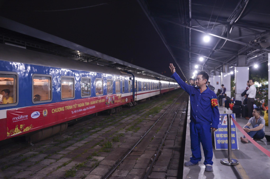22 giờ 20 phút, chuyến tàu đầu tiên của hành trình 'Tết nghĩa tình - Xuân kết nối' rời ga, chở theo niềm hạnh phúc đoàn viên của những người công nhân.
