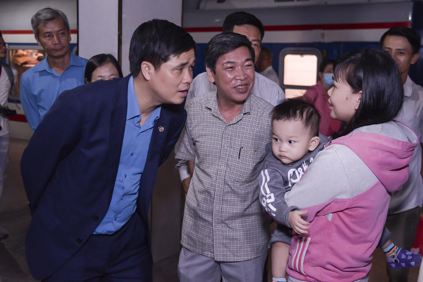 Ông Ngọ Duy Hiểu khẳng định chương trình tặng vé tàu cho người dân nghèo về quê ăn Tết là một việc thiết thực và ý nghĩa, giúp các công nhân có thêm động lực làm việc trong năm tiếp theo. 