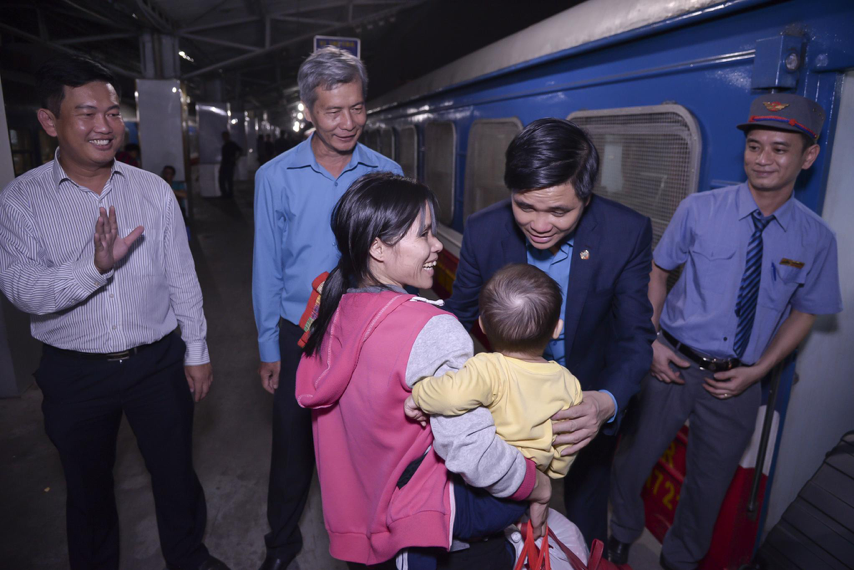 Sát giờ tàu chạy, ông Ngọ Duy Hiểu (Phó chủ tịch Liên đoàn Lao động Việt Nam) và các cấp lãnh đạo ân cần hỏi han, chúc Tết các công nhân.