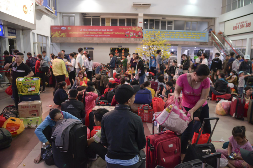 Người dân tập trung ở khu vực cổng ra tàu để chuẩn bị về quê ăn Tết. Vì cùng làm việc trong các khu công nghiệp nên mọi người dễ dàng bắt chuyện cùng nhau, chia sẻ niềm vui trong khoảnh khắc đoàn viên.