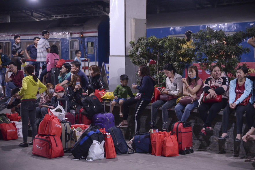 Hàng ngàn công nhân kéo vali di chuyển ra tàu để về quê đón Tết.