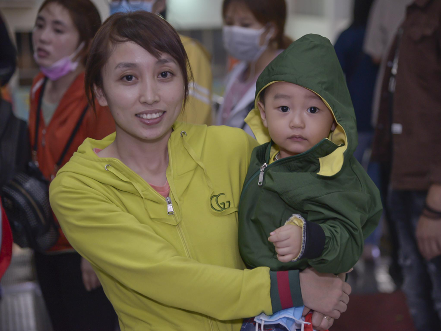 Từ khoảng 19 giờ, các công nhân ở các khu công nghiệp trên địa bàn Bình Dương, Đồng Nai đã có mặt tại nhà ga để nhận vé tàu.