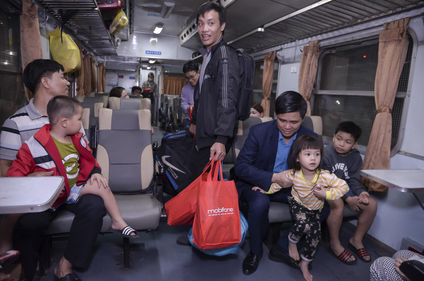 Chuyến tàu luôn vang lên tiếng cười, niềm vui của những người con xa nhà được về quê đón Tết.