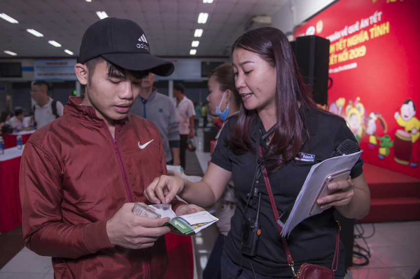 Các công nhân được hướng dẫn nhiệt tình về các thủ tục nhận vé, lên tàu. Ai cũng vui mừng vì được trở về quê ăn Tết sau một năm làm việc vất vả.