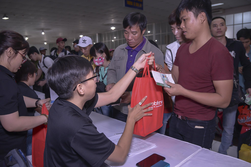 1.200 công nhân lựa chọn là những người có hoàn cảnh khó khăn, đạt thành tích cao trong quá trình làm việc. Bên cạnh đó, ban tổ chức còn trao một phần quà nhỏ để nhân thêm niềm vui, giúp các công nhân nghèo đón một cái Tết trọn vẹn.