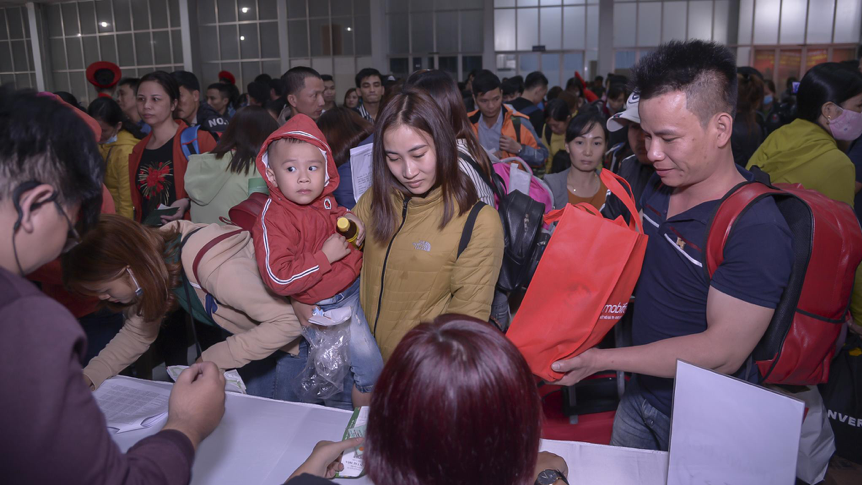 Với sinh viên Mai Văn Cường, chiếc vé tàu này có ý nghĩa đặc biệt, giúp cậu sinh viên nghèo có dịp được về thăm quê sau nhiều năm xa nhà. Cường cho biết khi gọi điện về gia đình, nhà em ai cũng vui mừng và chờ đợi đến ngày hôm nay để được đoàn viên.