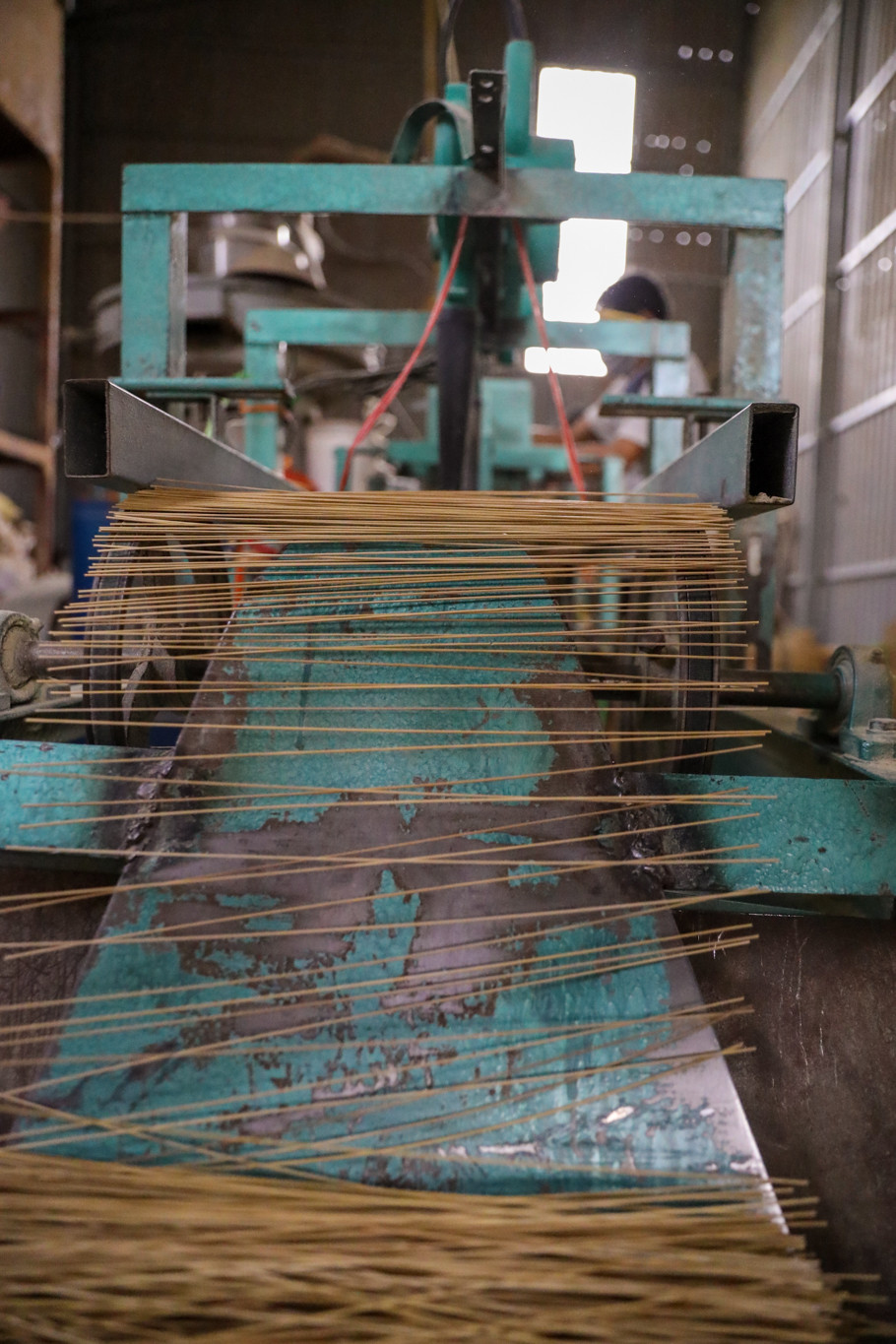 Vầu dùng làm tăm hương phải đủ độ tuổi và được những người làm tuyển chọn, sàng lọc kỹ càng. (Ảnh: PV/Vietnam+)