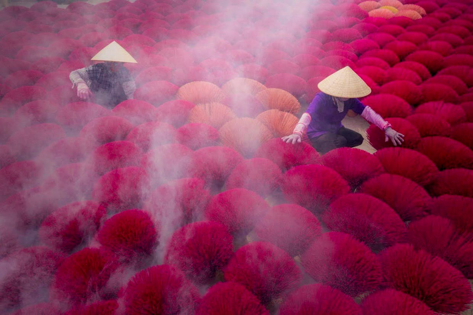 Đến thăm nơi đây, du khách sẽ rất ấn tượng với những bó tăm hương màu đỏ rực hoặc hồng sẫm như những đóa hoa rực rỡ sắc màu dưới nắng. (Ảnh: PV/Vietnam+)