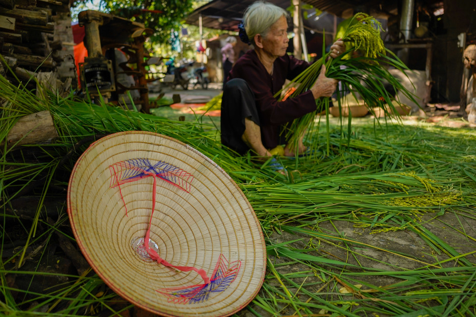 Người làm cốm phải rất tỉ mỉ, mỗi công đoạn như rang, giã, xay xát đều kỹ lưỡng, chất chứa tâm huyết. (Ảnh: PV/Vietnam+)