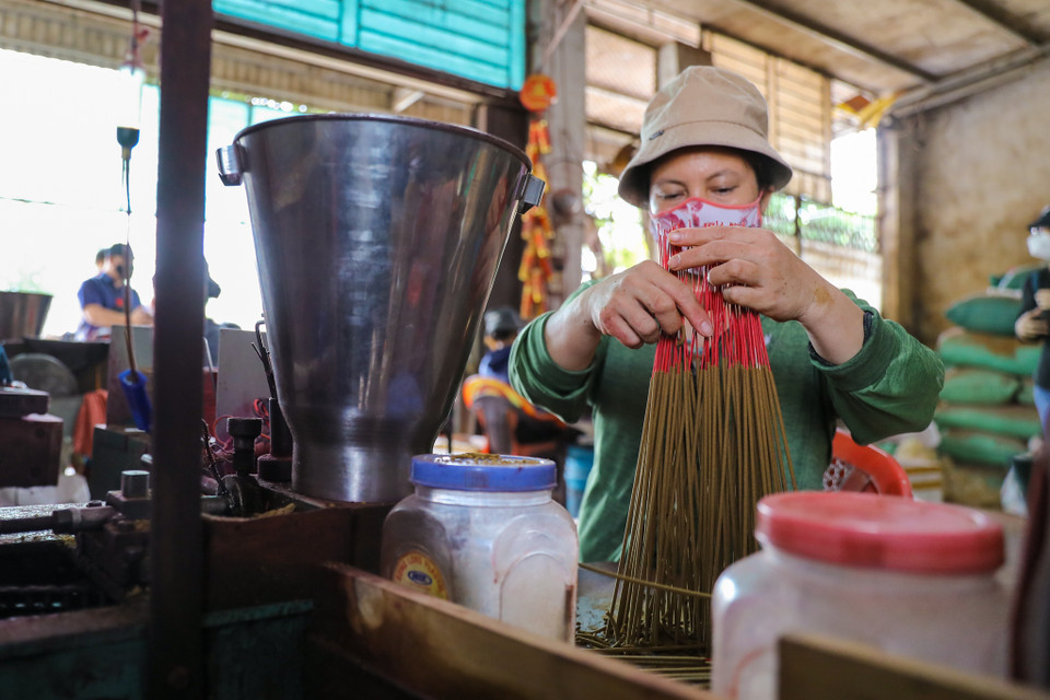 Không chỉ cung cấp tăm hương cho các cơ sở khắp cả nước, Quảng Phú Cầu cũng có những cơ sở se hương. (Ảnh: PV/Vietnam+)
