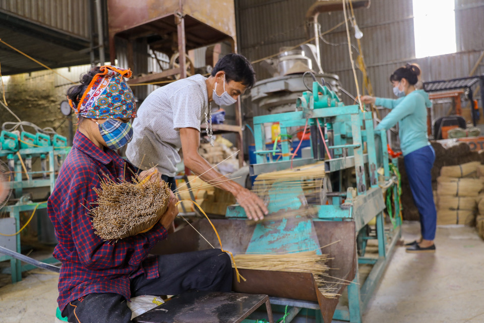 Ban đầu, nghề làm hương chỉ tập trung chủ yếu ở thôn Phú Lương Thượng, nhưng những năm gần đây, nghề truyền thống này đã được mở rộng ra các thôn trong xã như Cầu Bầu, Đạo Tú. (Ảnh: PV/Vietnam+)