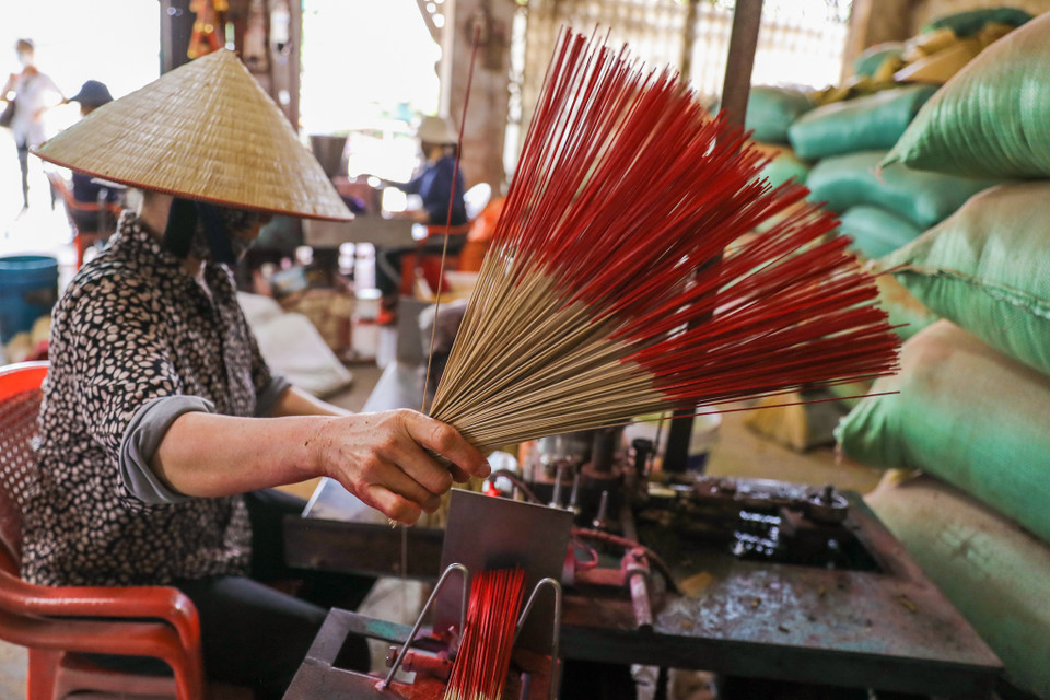 Sản phẩm hương truyền thống của địa phương không sử dụng hóa chất tạo tàn vòng nên an toàn cho sức khỏe. (Ảnh: PV/Vietnam+)