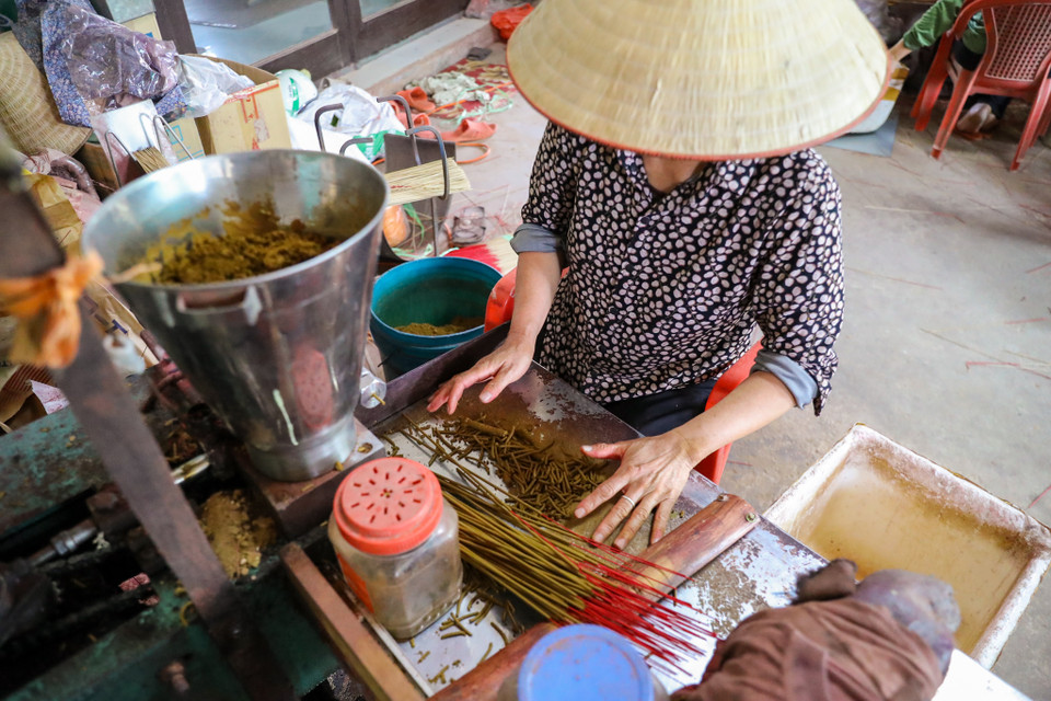 Từ chỗ chỉ là nghề phụ đến nay, nghề làm tăm hương đã phát triển mạnh, trở thành nghề chính, đem lại nguồn thu nhập chính cho nhiều hộ dân ở Quảng Phú Cầu. (Ảnh: PV/Vietnam+)