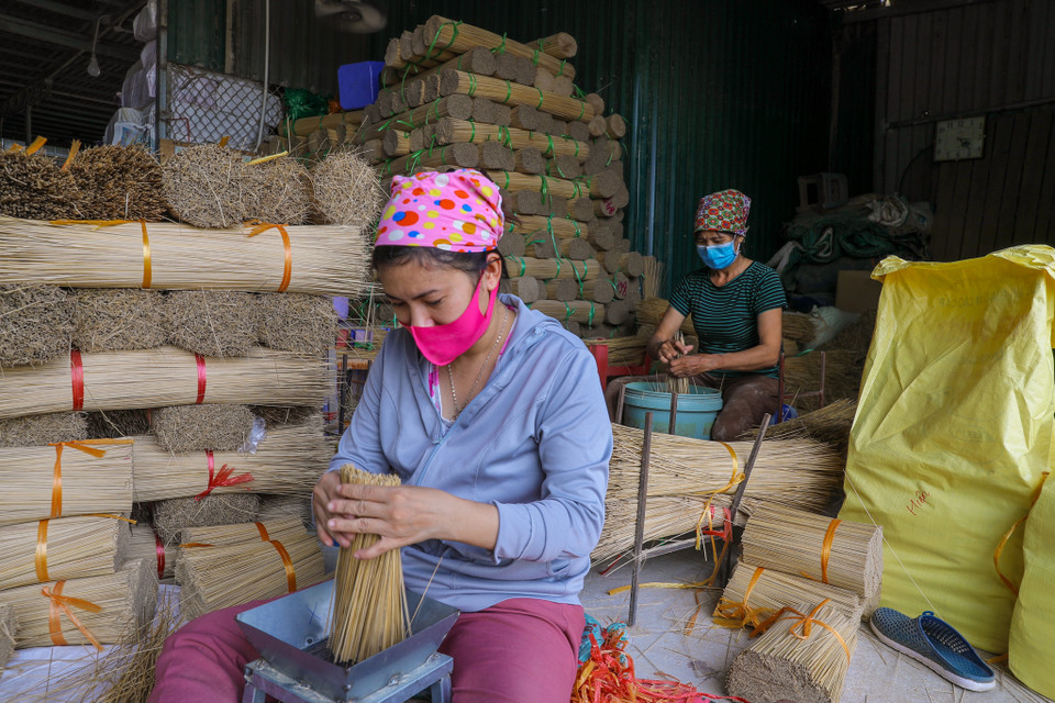 Nghề làm hương ở Quảng Phú Cầu đã có cách đây khoảng 1 thế kỷ. (Ảnh: PV/Vietnam+)