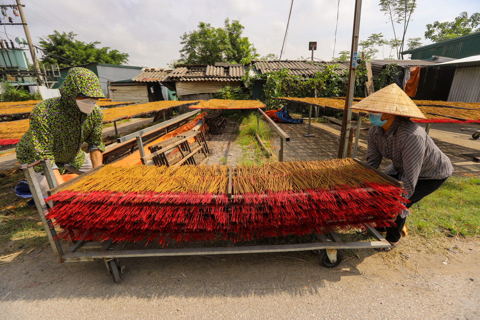 Hương se xong sẽ được phơi dưới nắng để giữ được hương thơm tự nhiên thay vì sấy khô. (Ảnh: PV/Vietnam+)