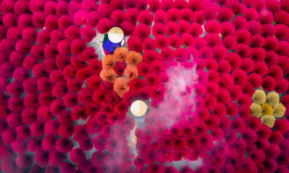 Sau gần 2 tháng phải tạm dừng sản xuất do thành phố thực hiện giãn cách xã hội các cơ sở sản xuất làng nghề tại Quảng Phú Cầu bắt đầu khôi phục sản xuất. (Ảnh: PV/Vietnam+)