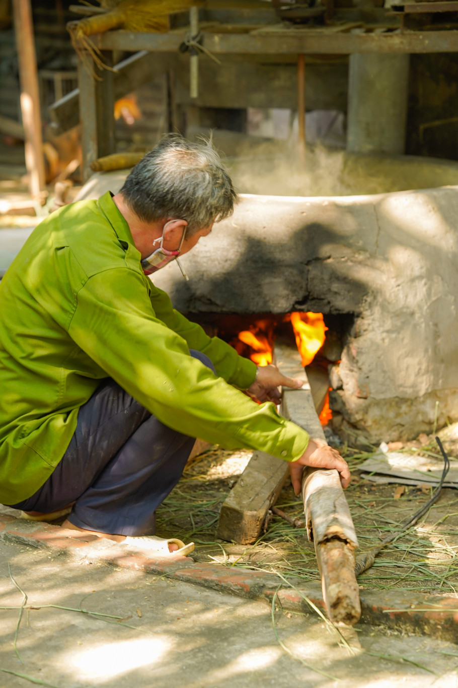 Việc làm thủ công và dồn hết công sức cho mỗi vụ mùa đã tạo nên đặc trưng riêng của cốm Mễ Trì. (Ảnh: PV/Vietnam+)