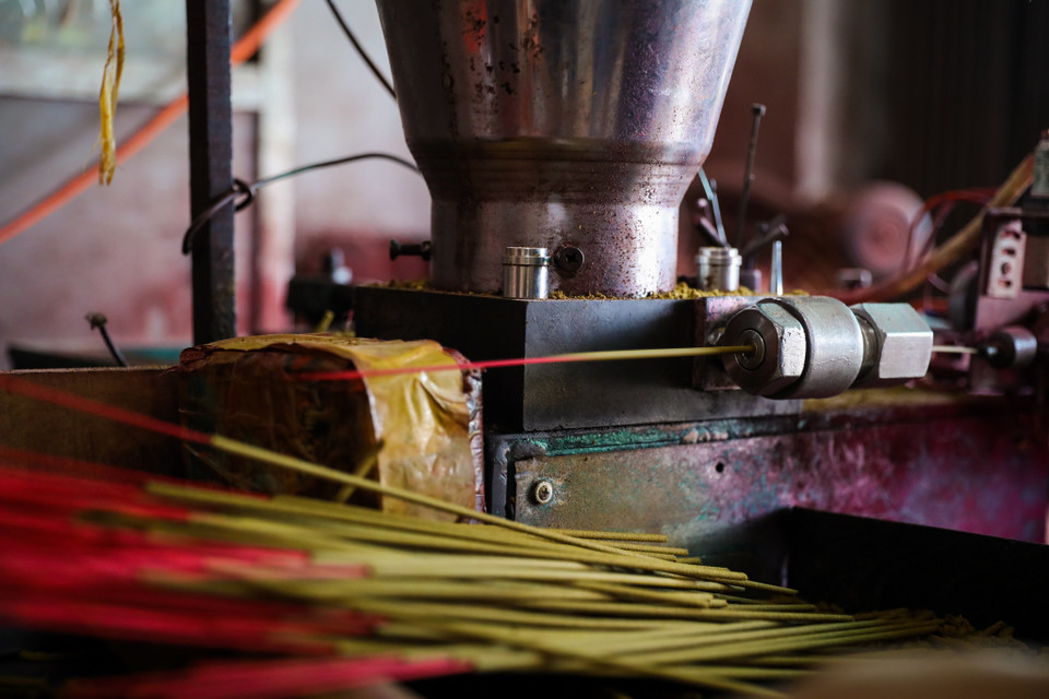 Tuy nhiên vài chục năm trở lại đây, khi thị trường tiêu thụ được mở rộng, sản phẩm được xuất khẩu, nghề này đã phát triển mạnh mẽ, thu hút sự tham gia của rất nhiều lao động khắp 6 thôn trong xã Quảng Phú Cầu(Ảnh: PV/Vietnam+)