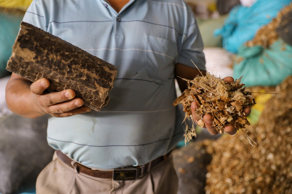 Thời điểm này, các cơ sở tại Quảng Phú Cầu đang tất bật chuẩn bị cho vụ Tết. (Ảnh: PV/Vietnam+)