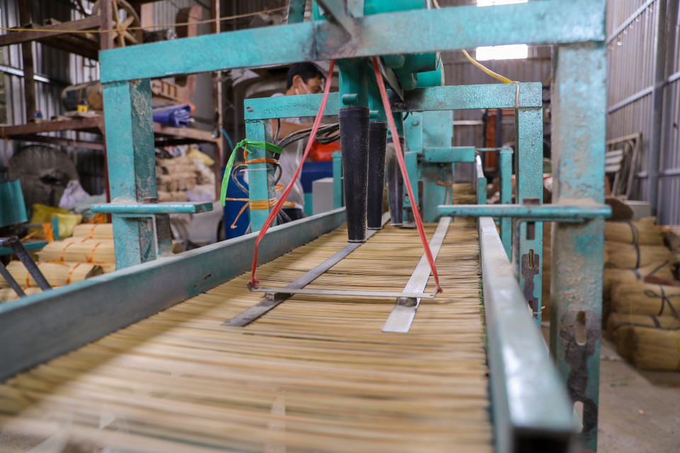 Những người làm tăm hương ở Quảng Phú Cầu luôn tỉ mỉ, kỳ công ngay từ khâu chọn nguyên liệu vì đây là một nghề phần nào đó mang yếu tố tâm linh. (Ảnh: PV/Vietnam+)