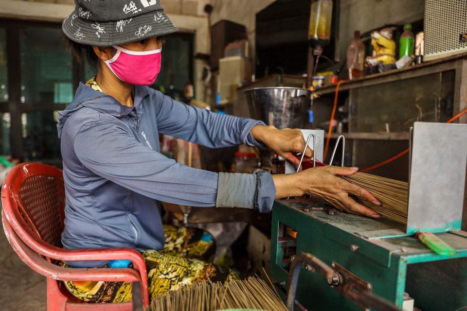 Đây là nơi cung cấp nguồn hương lớn cho khu vực phía Bắc. Ban đầu nghề làm hương tập trung chủ yếu ở thôn Phú Lương Thượng với mô hình nhỏ lẻ. (Ảnh: PV/Vietnam+)