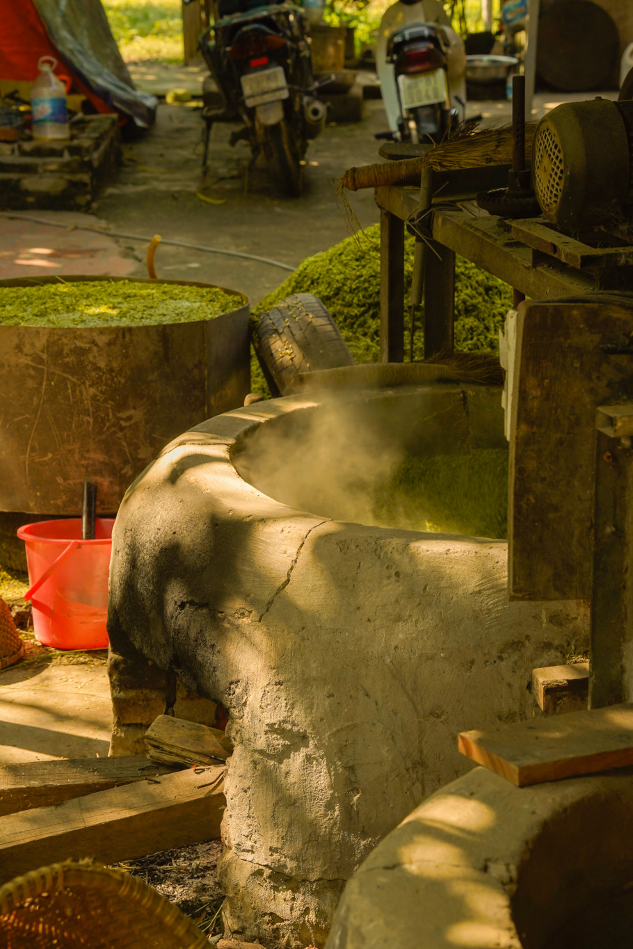 Cốm rang xong sẽ được xát vỏ rồi phải mang giã ngay. Lúc giã phải nhẹ tay để cốm không bị nát và phải luôn tay đảo đều cốm. T‎ùy theo độ non của thóc, trung bình giã và sàng sảy từ 5-8 lần mới thành cốm, sạch vỏ hoàn toàn. (Ảnh: PV/Vietnam+)