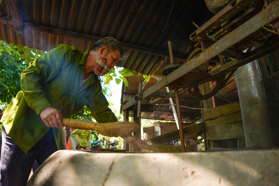 Cốm Mễ Trì nói riêng và cốm Hà Nội nói chung đã trở thành món ăn không thể thiếu của văn hóa ẩm thực Việt Nam. (Ảnh: PV/Vietnam+)