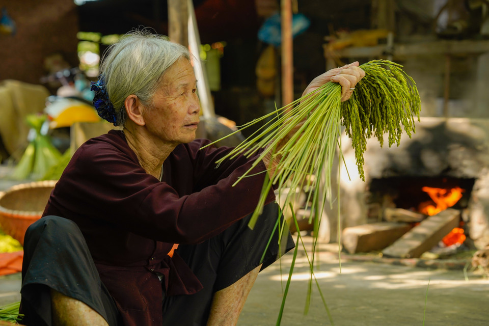 Sau này, người làm cốm mới đỡ vất vả hơn khi áp dụng máy móc, công nghệ vào một số công đoạn nhưng không vì thế mà cốm Mễ Trì mất đi hương vị truyền thống vốn có. (Ảnh: PV/Vietnam+)