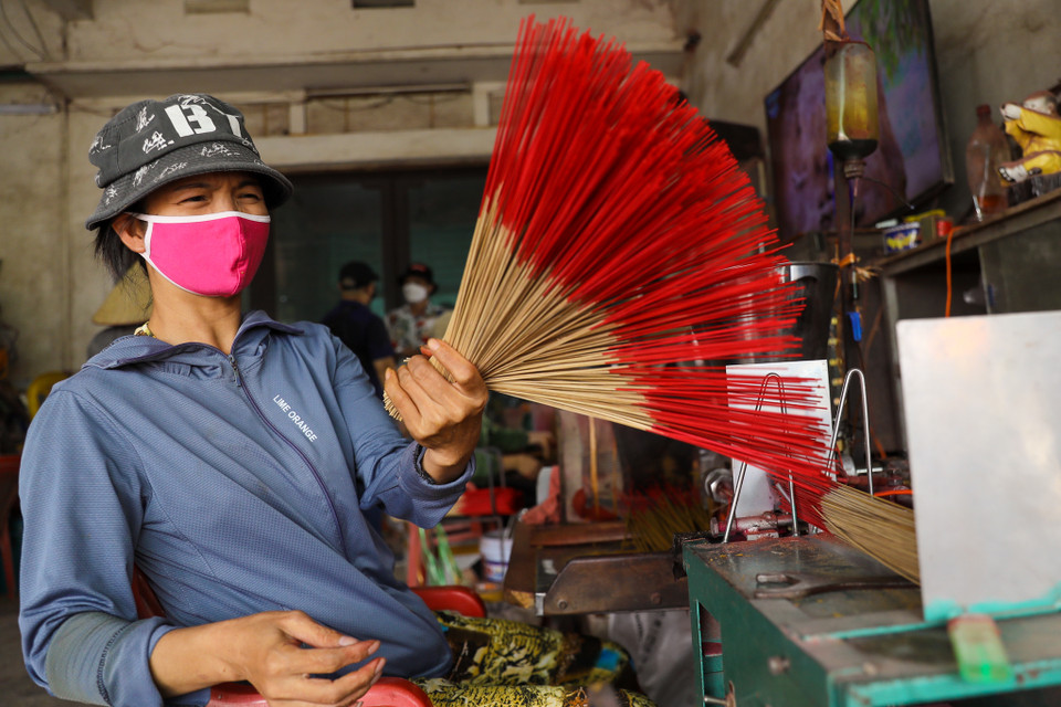 Thời gian gần đây, Quảng Phú Cầu đã thu hút nhiều khách du lịch trong và ngoài nước tới khám phá về nghề làm hương truyền thống cũng như để ghi lại những hình ảnh đẹp ở nơi này. (Ảnh: PV/Vietnam+)