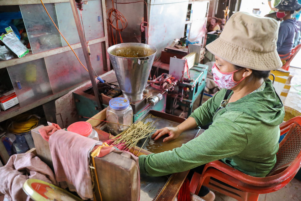 Ngoài làm tăm hương, từ vầu, tre, nứa, người dân Quảng Phú Cầu cũng đã phát triển các sản phẩm như tăm tre, que xiên, chổi tre… phục vụ nhu cầu thị trường. (Ảnh: PV/Vietnam+)