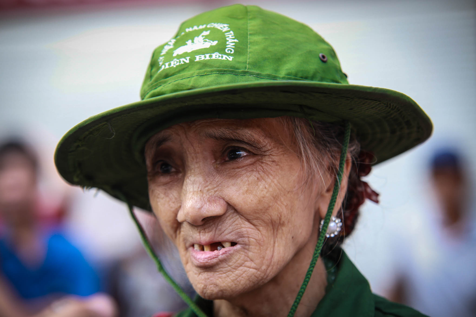 Chia sẻ với phóng viên, dù tuổi cao sức yếu cụ vẫn muốn đi xem lễ diễu binh vì đó là truyền thống hàng năm và cũng mong mỏi tìm lại chút ký ức nào đó từ thời chiến. (Ảnh: Minh Sơn/Vietnam+)