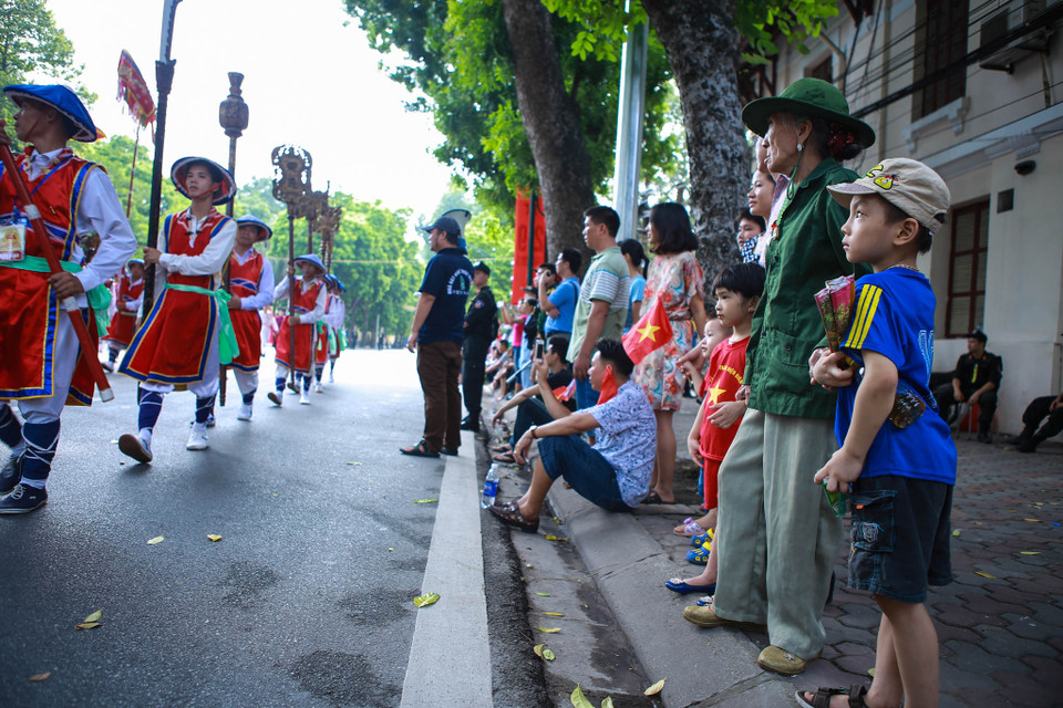 Năm nay nhân kỷ niệm 70 năm Quốc khánh, cụ Thìn dẫn hai đứa cháu nội ngoại đi xem đại lễ để giáo dục truyền thống, bởi chính cụ là người hiểu, những thế hệ đi trước đã đánh đổi bao nhiêu xương máu để có được hòa bình như ngày nay. (Ảnh: Minh Sơn/Vietnam+)