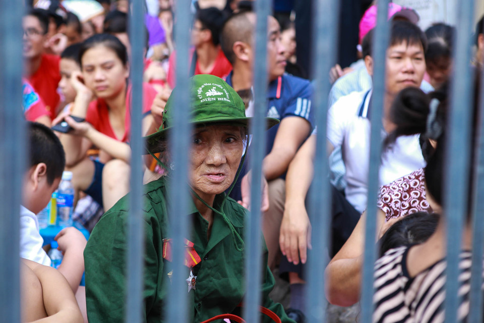 Cụ không nhớ mình đã từng chiến đấu ở đâu, năm bao nhiêu. Chỉ biết sau này khi đất nước hòa bình, cụ đã trở về nhà với mảnh đạn găm trong đầu và toàn bộ ký ức về thời chiến đã bị xóa nhòa. (Ảnh: Minh Sơn/Vietnam+)