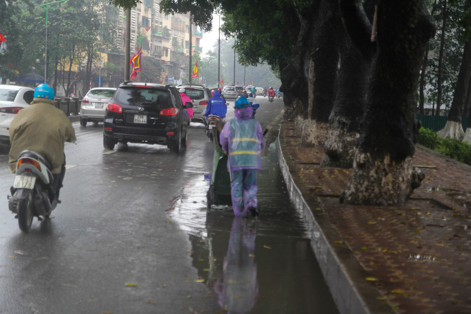 Công nhân vệ sinh môi trường rất vất vả khi thu dọn rác. (Ảnh: Minh Sơn-Thành Nguyễn/Vietnam+)