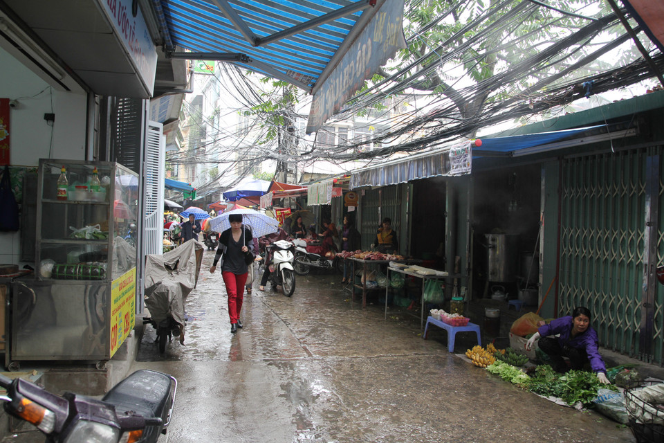 Bà Kim Anh (84 tuổi, Giảng Võ) chia sẻ, bà ở trong một khu tập thể cũ, nền nhà được lau liên tục nhưng lúc nào cũng trơn trượt, khiến bà đi lại rất khó khăn. Cháu bà mới 3 tuổi hay chạy nhảy, rất dễ trượt ngã. (Ảnh: Minh Sơn-Thành Nguyễn/Vietnam+)