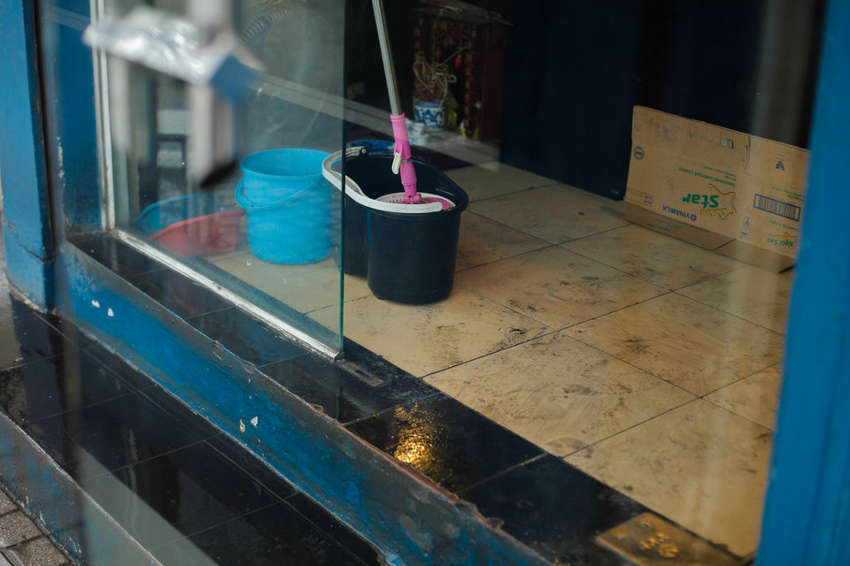 Nền nhà luôn trong tình trạng ẩm ướt, bẩn thỉu. (Ảnh: Minh Sơn-Thành Nguyễn/Vietnam+)