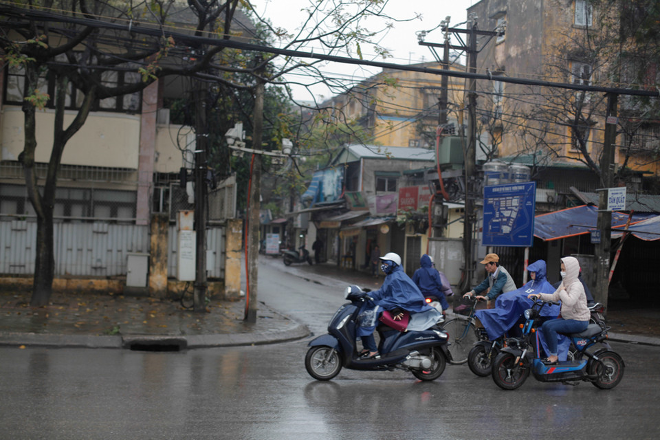 Đã gần 2 tuần nay, miền Bắc duy trì trạng thái nồm ẩm với độ ẩm không khí luôn xấp xỉ 100%, điều này làm ảnh hưởng không nhỏ tới cuộc sống thường nhật của nhiều người. (Ảnh: Minh Sơn-Thành Nguyễn/Vietnam+)