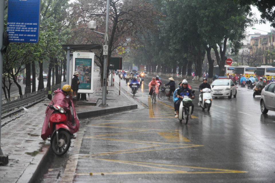 Việc ẩm ướt tiềm ẩn rất nhiều loại bệnh có điều kiện phát sinh. Theo các chuyên gia y tế, độ ẩm quá cao trong mấy ngày qua là “thiên đường” cho các loại nấm mốc, vi-rút phát triển. (Ảnh: Minh Sơn-Thành Nguyễn/Vietnam+)