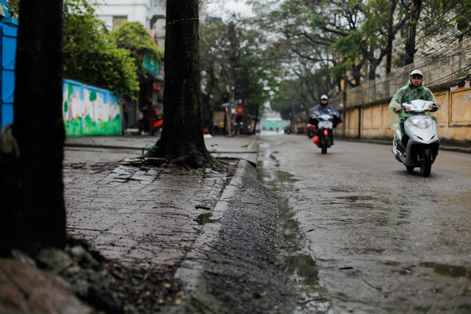 Trời mưa phùn liên tục, tình cảnh chung của người dân Thủ đô là luôn sẵn sàng sống chung với mưa bụi và bùn đất. (Ảnh: Minh Sơn-Thành Nguyễn/Vietnam+)