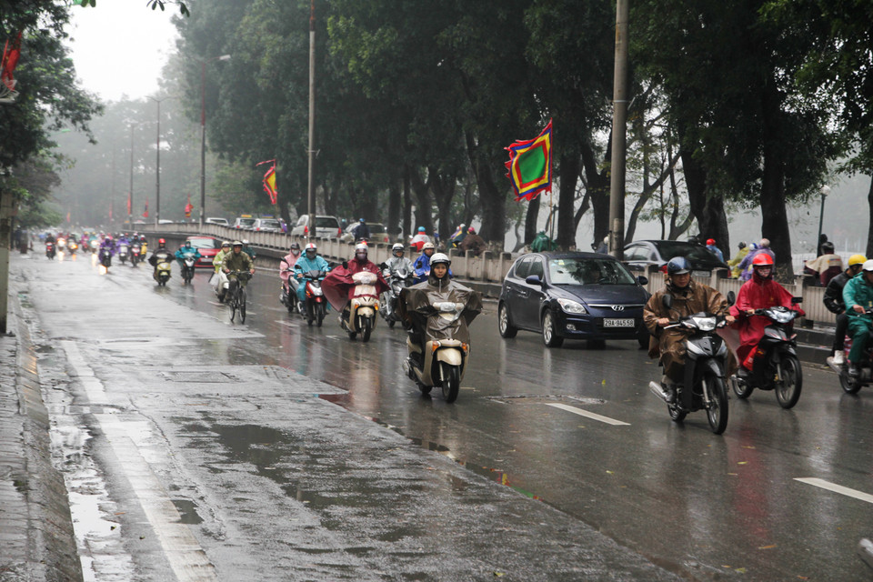 Khắp các tuyến đường, nơi nào cũng nhớp nháp, lầy lội, nhiều nơi ứ đọng thành vũng. (Ảnh: Minh Sơn-Thành Nguyễn/Vietnam+)
